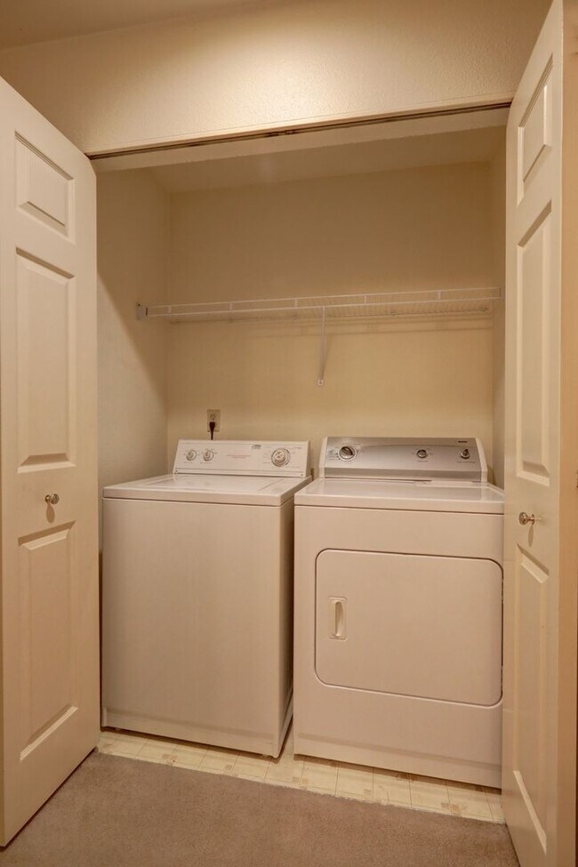 Building Photo - Charming 2BR 2BA Condo in great Bellevue l...
