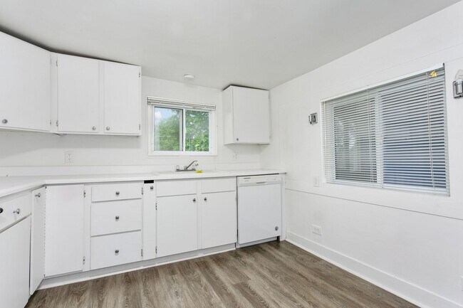 Building Photo - 2BR Upstairs Unit with Mountain Views & Private Yard – Tacoma Living at Its Best