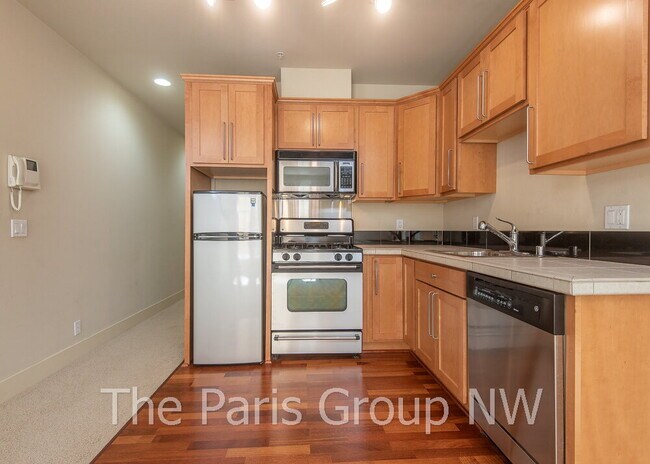 Building Photo - Gorgeous Green Lake Condo * 1 Block to Park Entrance, Onsite Retail, Garage Pkg, EZ Commute!