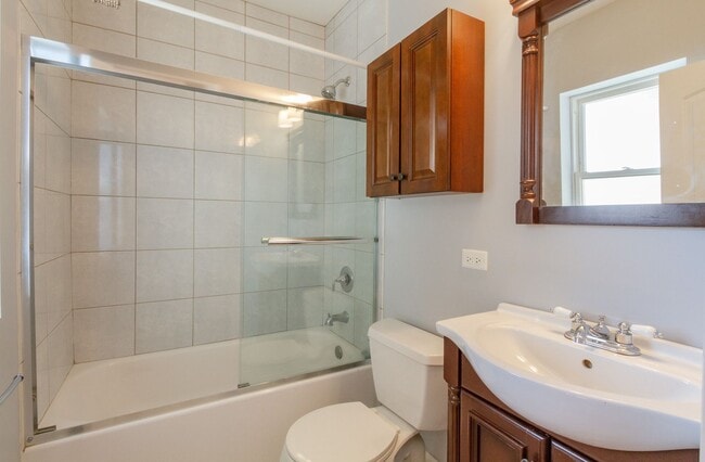 Building Photo - 5726 N Mozart St