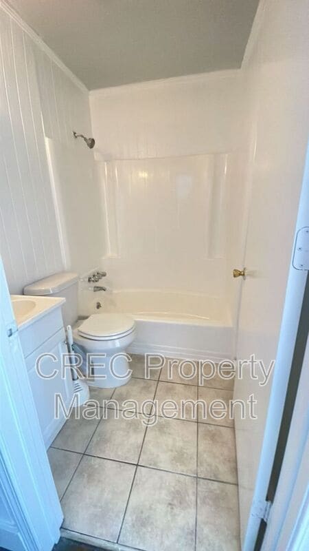 Building Photo - 293 King St