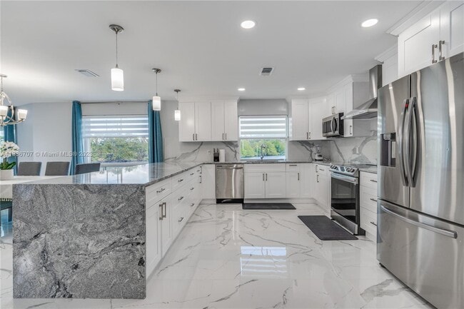 Building Photo - 4406 SW 37th Ave