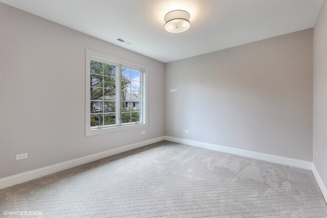 Building Photo - 1528 Sheridan Rd