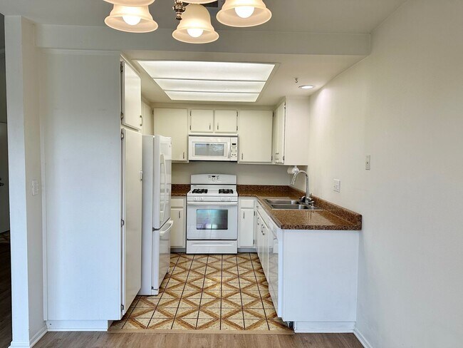 Building Photo - Oxnard Dunes | 2 Bedroom + 2 Bath Duplex -...