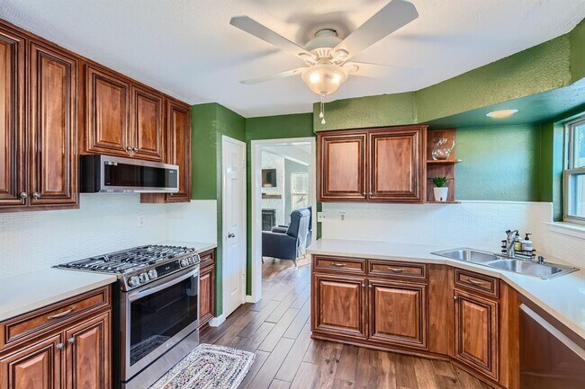 Building Photo - 4910 Pelham Dr