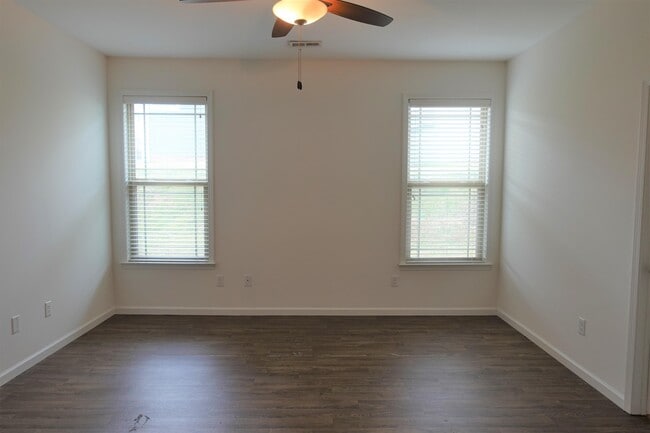 Building Photo - 176 Bur Oak Dr