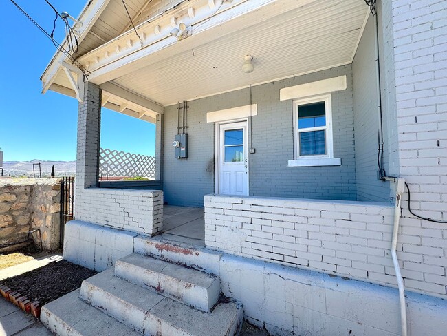 Building Photo - Sunset Heights Historic Home - 3Bed Refrig A/C!