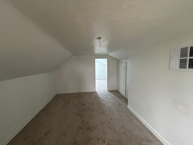 Building Photo - 3 Bedroom 1 Bathroom Home in Salem w/ Hors...
