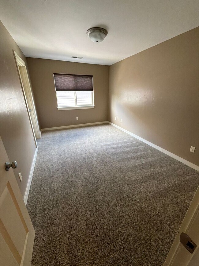 Building Photo - 712 Forestglen Dr