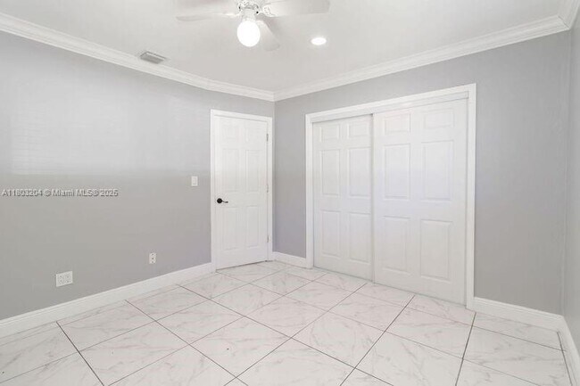 Building Photo - 913 SW 49th Ave