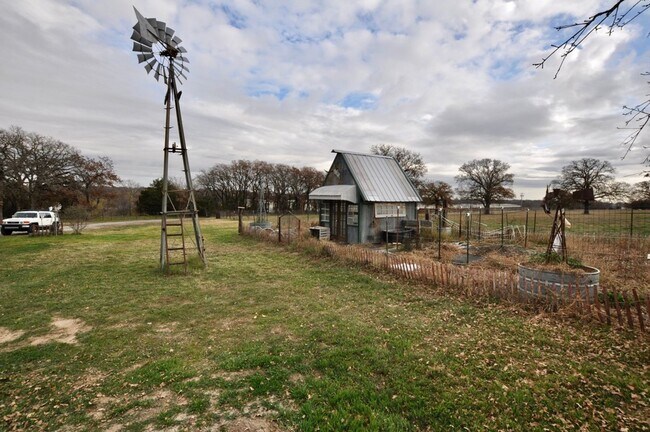 Building Photo - COMING SOON - FOR LEASE! Hard to Find Hors...