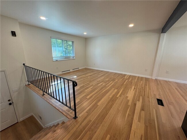 Building Photo - 111 Treeview Dr