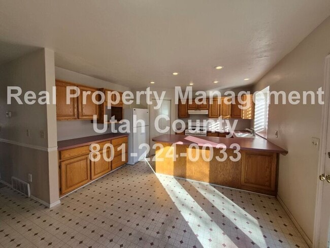 Building Photo - 590 E 1090 N