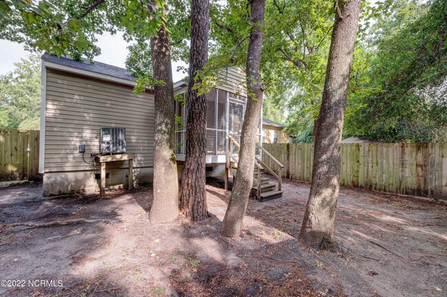 Building Photo - 617 Varsity Dr