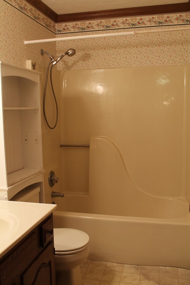 Building Photo - Prime location!  Award winning Oak Ridge Schools