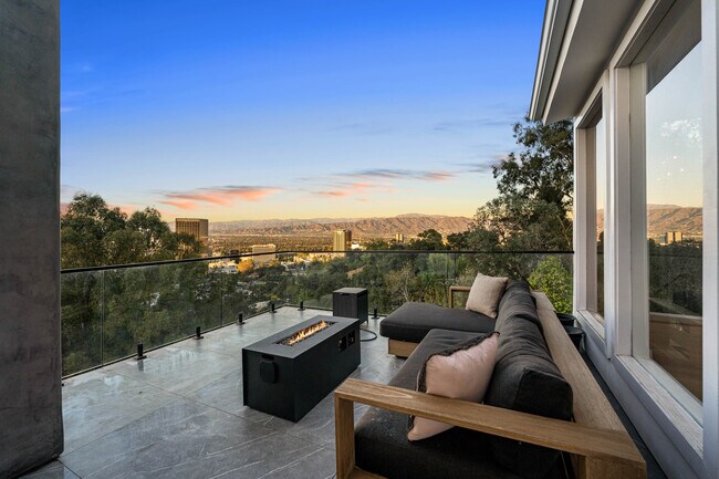 Building Photo - 3541 Multiview Dr