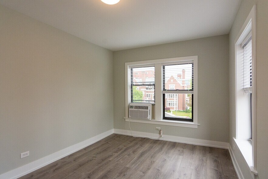 Building Photo - 706 W Brompton Ave