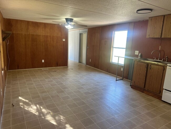 Building Photo - Charming 3 Bedroom 1 bathroom Mobile Home for Rent