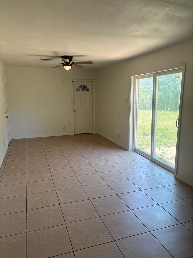 Building Photo - 136 Longwood Dr
