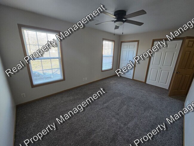 Building Photo - Updated 3 Bedroom Townhome