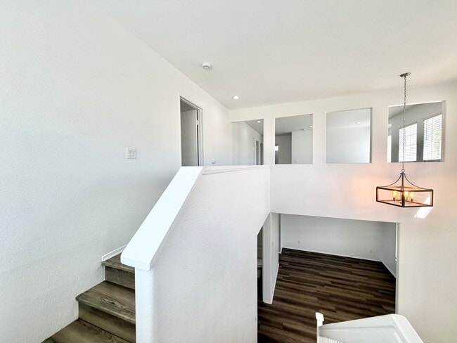 Building Photo - Stunning 4 Bedroom Home in California Tradewinds