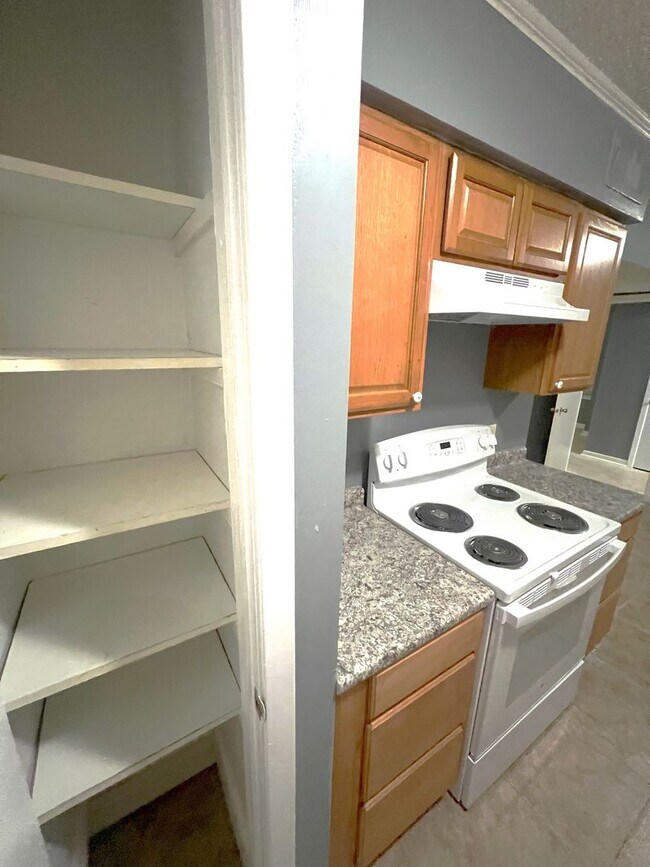 Building Photo - Move in Special!!!!!! Newly renovated 2 Be...