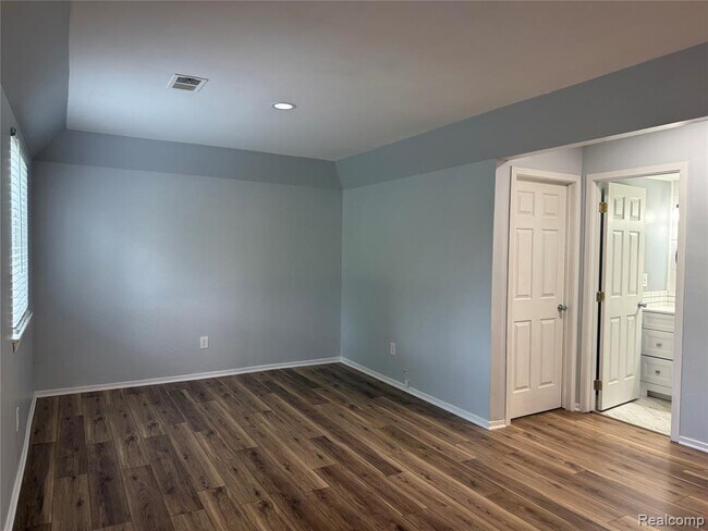 Building Photo - 1116 Lakeview Cir