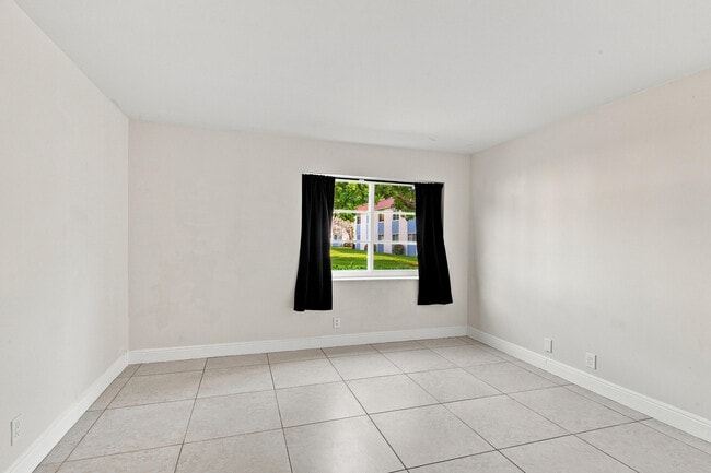 Building Photo - 9 NE 19th Ct