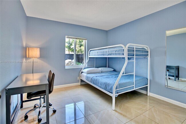 Building Photo - 1104 NE 16th Ave