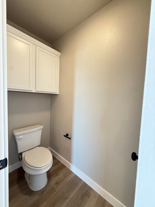 Building Photo - 6101 Poppy Dr