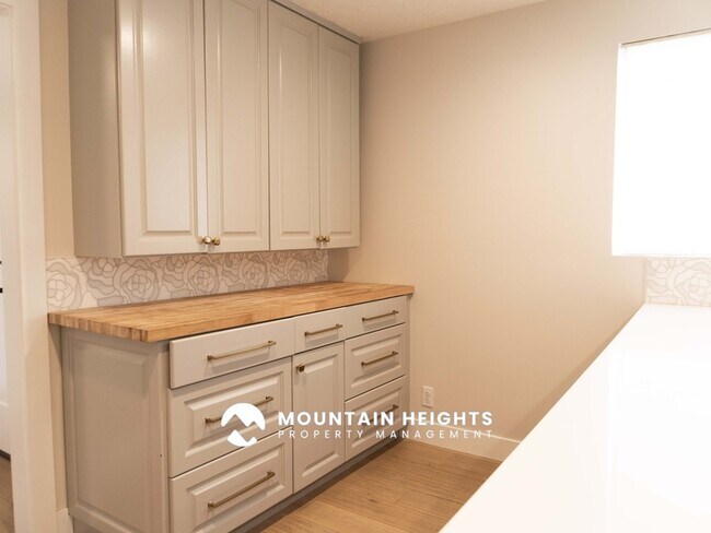 Building Photo - 8589 Kings Hill Dr