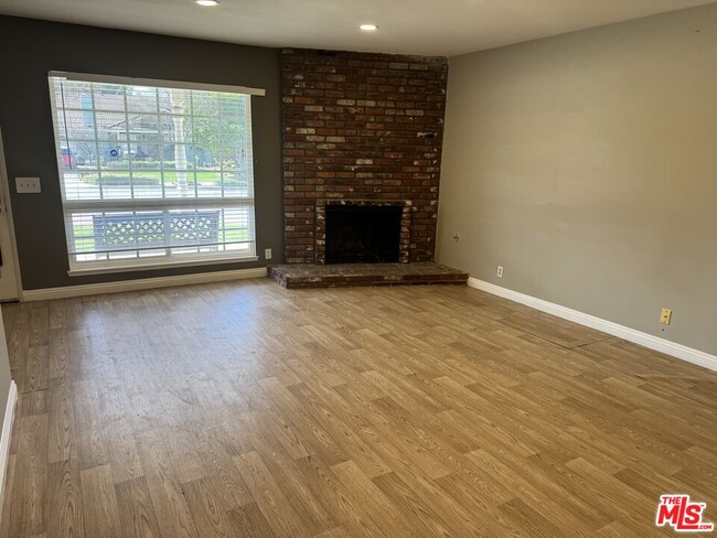 Building Photo - 631 Pepper Tree Dr