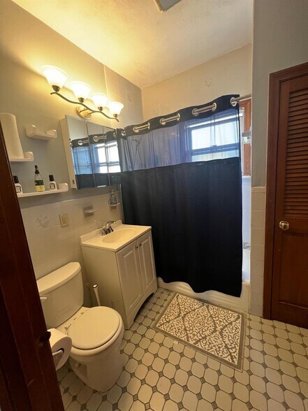 Building Photo - 51 Elm St