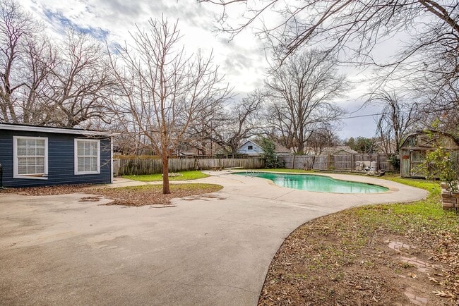 Building Photo - Amazing Historic 1940's Home in Original Cleburne- 4 Bed- 3 Bath w/ Multiple Living Areas- 76033