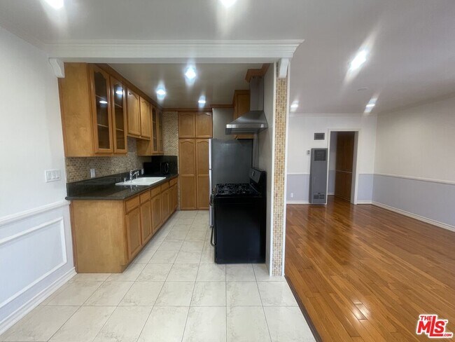 Building Photo - 1126 N Formosa Ave