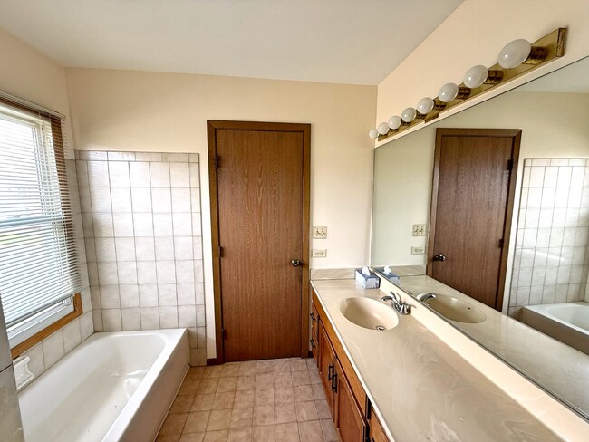 Building Photo - 1013 Pear Tree Ln