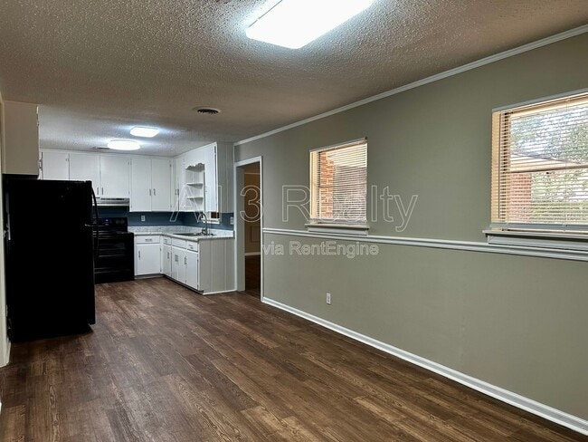 Building Photo - 1009 Rosedale Dr
