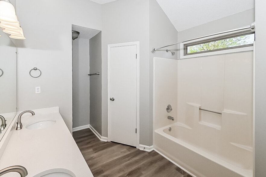 Building Photo - 9898 Sequoia Ln