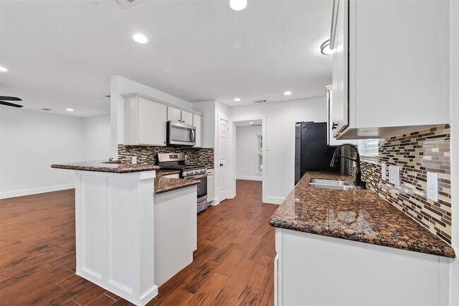 Building Photo - 2018 Village Ct Ln