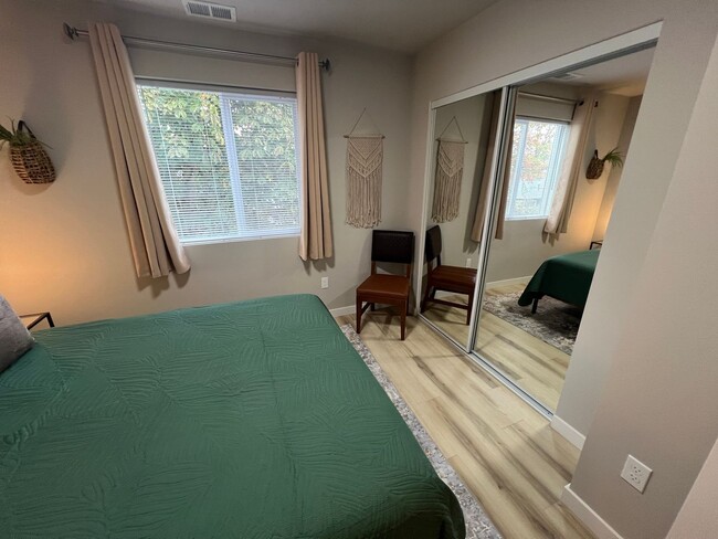 Building Photo - Beautiful 3 bed 2.5 bath Duplex Conveniently Located In Lebanon!