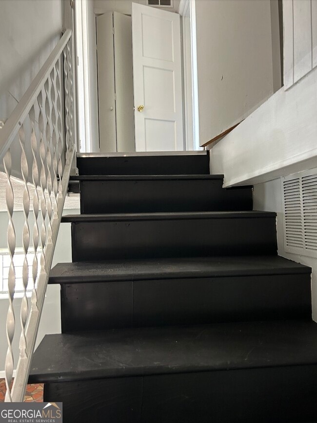 Building Photo - 513 Center St