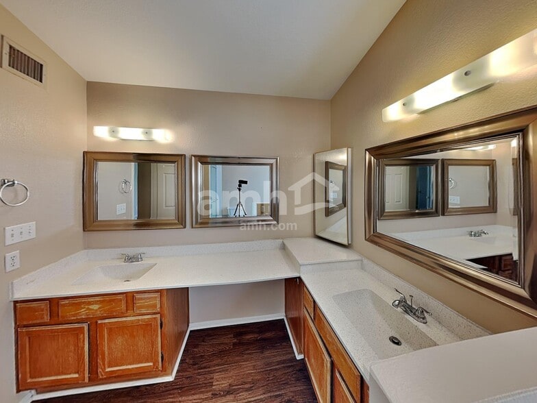 Building Photo - 7010 W Oraibi Dr