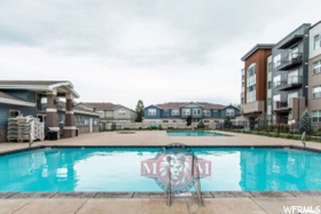 Building Photo - 104 E Resaca Dr