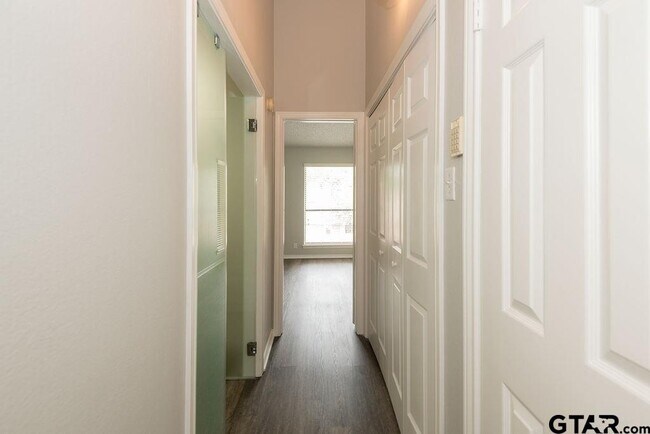 Building Photo - 5811 Hollytree Dr