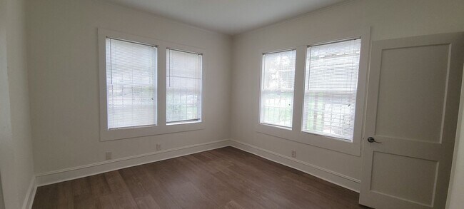 Building Photo - Great 3 bedroom/2 bath home with Oven, Refrigerator, Garage, Central Air & Heat!