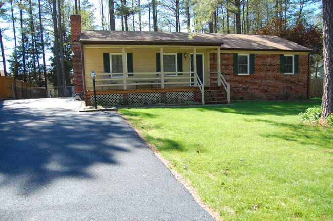 Spacious front porch and paved driveway - 4800 Wilconna Road