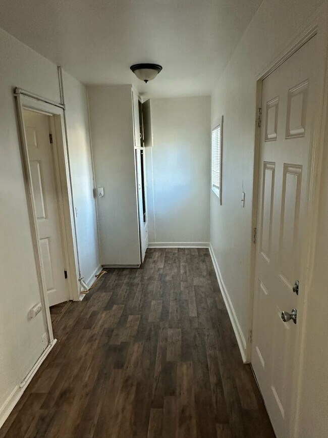 Building Photo - 680 E Ventura Ave