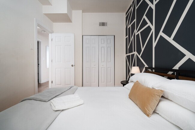 Building Photo - 910N N Damen Ave