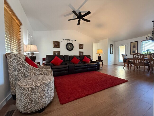 Building Photo - UPDATED BOYD ACRES HOME ON LARGER CORNER LOT!! MUST SEE!!