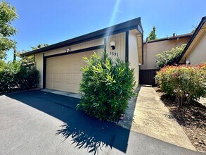 Building Photo - Spacious 3 Bed 2.5 Bath Walnut Creek Townhome - Commuter's Dream!